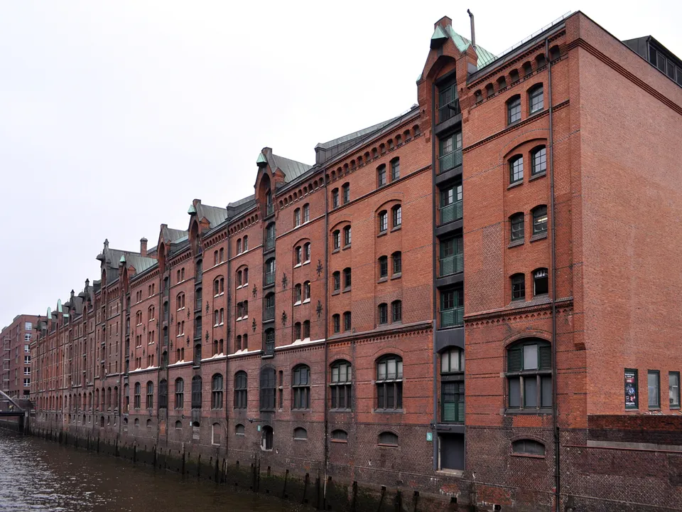 Speicherstadt / Sandtorkai: Speicherstadt (Hamburg HafenCity).Block D.Fleetseite.ajb