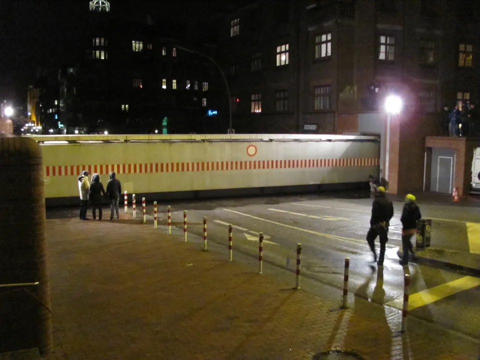 Hamburger Fischmarkt: St. Pauli Fischmarkt geschlossenes Hochwasserschutztor