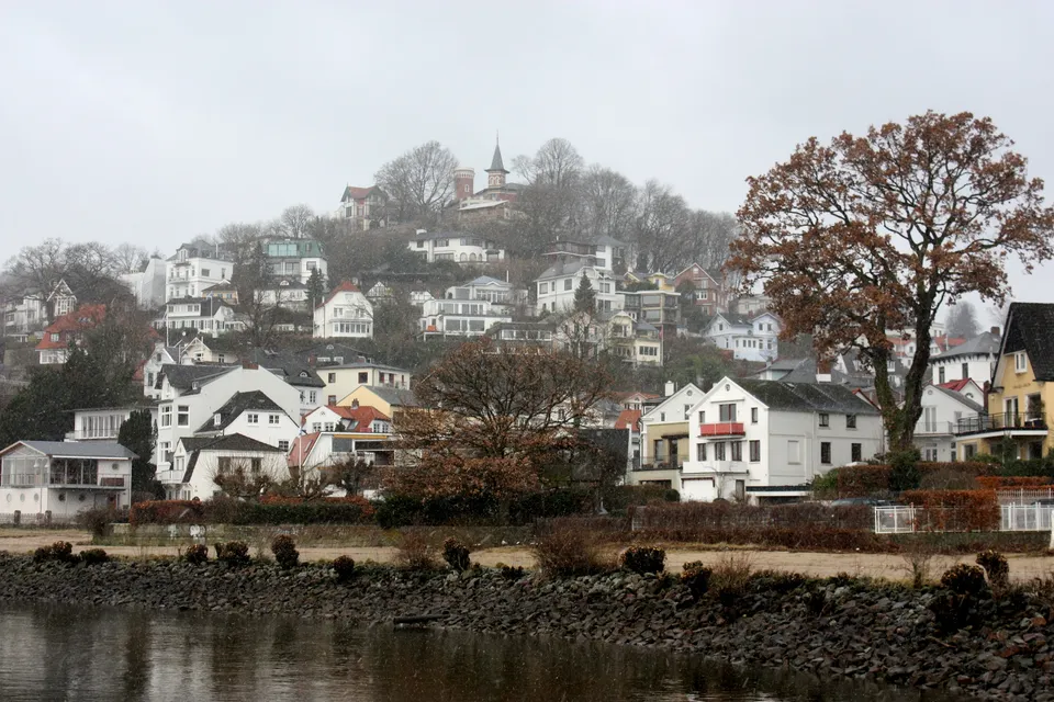 Blankenese Strandweg: Hamburg Blankenese, view from the pontoon to the Süllberg