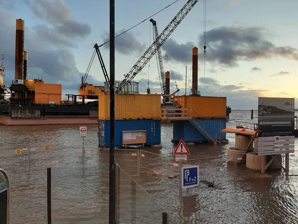 Blankenese Strandweg: Leuchtturm Unterfeuer Blankenese Neubau bei Hochwasser (2)