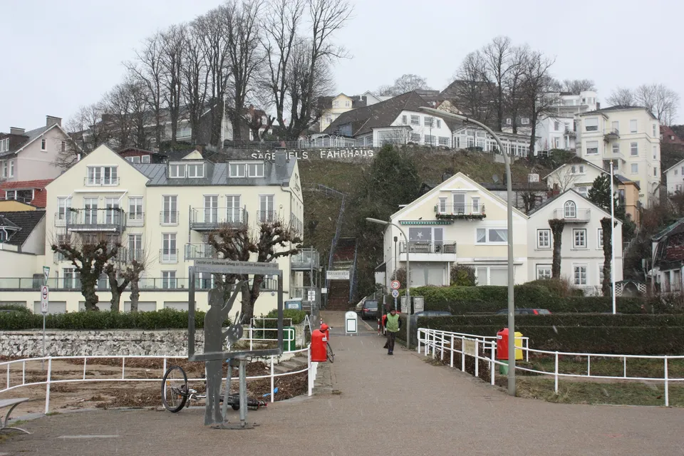 Blankenese Strandweg: Hamburg Blankenese, view from the ferry point